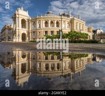 Schöne Odessa Oper und Ballett in einer Pfütze nach dem Regen reflektiert, Ukraine Stockfoto