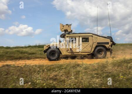 Soldaten des 1-167. Infanterie-Bataillons der Alabama National Guard in Delta Company fahren ein High Mobility Multipurpose Wheeled Vehicle oder HMMWV auf einer Zufahrtsstraße zum Trainingsbereich in Xanthi, Griechenland, 20. Mai 2021. Das Unternehmen Delta nutzt mehr als 20 HMMWV-Fahrzeuge als Teil der montierten Arbeiten des 167 Stockfoto