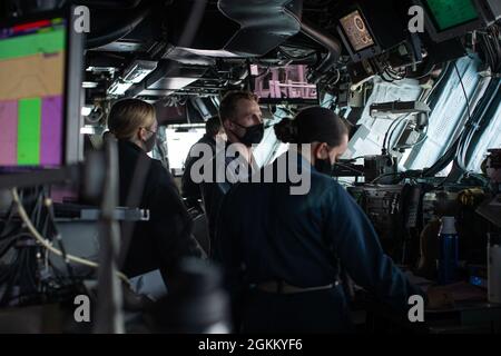 PAZIFISCHER OZEAN (20. Mai 2021) US-Matrosen, die dem amphibischen Angriffsschiff USS Essex (LHD 2) zugewiesen wurden, bedienen das Schiff vom Pilothaus aus, 20. Mai. Essex ist im Gange als Teil der Essex Amphibious Ready Group (ARG), die ein integriertes Training vor der Küste von Südkalifornien mit der 11. Marine Expeditionary Unit (MEU) durchführt. Zusammen werden das 11. MEU, das amphibische Squadron (PHIBRON) 1 und Schiffe als ARG bezeichnet. Stockfoto