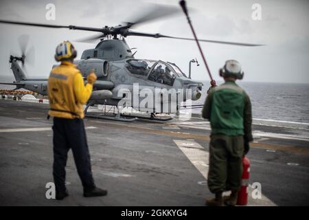 PAZIFISCHER OZEAN (20. Mai 2021) Ein US-Marine Corps AH-1Z Viper, der Marine Medium Tiltrotor Squadron (VMM) 165 (verstärkt), 11. Marine Expeditionary Unit (MEU), zugewiesen wurde, bereitet sich auf den Start vom amphibischen Angriffsschiff USS Essex (LHD 2), 20. Mai vor. Marineinfanteristen und Segler der 11. MEU und der Essex Amphibious Ready Group (ARG) sind im Gange, um vor der Küste Südkaliforniens ein integriertes Training durchzuführen. Stockfoto