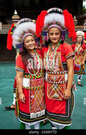 Blick auf die Aborigines, die im Formosan Aboriginal Cultural Village in Taiwan Stammestanz aufführen. Stockfoto