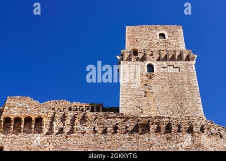 Assisi, Italien, Turm der Festung Rocca Maggiore rekonstruiert im Jahr 1356, mittelalterliche militärische Architektur Stockfoto