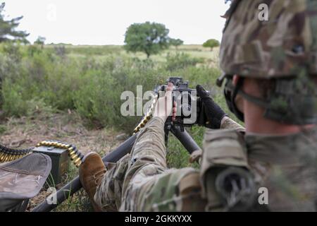 Soldat der Alabama National Guard, vom Delta Company 1-167. Infanterie-Bataillon, wartet während einer Übung im Rahmen von DEFENDER-Europe 21 in der Nähe von Xanthi, Griechenland, am 20. Mai 2021 auf einen feindlichen Hinterhalt. Diese Übung sollte den Soldaten beibringen, wie sie sich an neue Umgebungen anpassen und Hindernisse auf dem Weg überwinden können, während sie die Mission weiterhin aufrecht erhalten Stockfoto