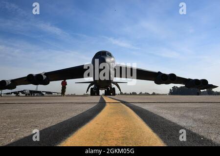 B-52H Stratofortress, der dem 2. Bombenflügel der Barksdale Air Force Base, Louisiana, zugewiesen wurde, bereitet sich auf die Fluglinie des Morón Air Base, Spanien, vor, 21. Mai 2021. Strategische Bombermissionen tragen zur Sicherheit und Stabilität der gegenseitigen Interessen mit europäischen Verbündeten und Partnern bei. Stockfoto