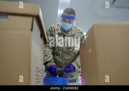 Spc. Andrew Roig, der Joint Task Force - Puerto Rico zugeordnet ist, zählt COVID-19-Impfstoffe, die am Colegio de Medicos Cirujanos de Puerto Rico, San Juan, Puerto Rico, abgegeben wurden, Mai 21, 2021. Die Nationalgarde von Puerto Rico verteilte COVID-19-Impfstoffe an Krankenhäuser und Gesundheitszentren und war ein kritischer Teil der logistischen Seite der COVID-19-Massenimpfungskampagne in Puerto Rico. Stockfoto