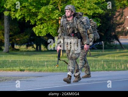 FORT DRUM, N.Y. – CPL der US-Armee. Dakoatah Miller, ein Infanterist mit dem 2. Bataillon der New Yorker Nationalgarde, dem 108. Infanterie-Regiment, führt im Rahmen der 12. Mountain Division Expert Infantryman Badge-Beurteilung in Fort Drum, N.Y., 21. Mai 2021 einen 4-Meilen-marsch durch. Stockfoto