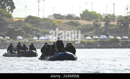 US-Marineinfanteristen und Matrosen mit Alpha Company, Battalion Landing Team 1/4, 15. Marine Expeditionary Unit, fahren in Kampfflugzeugs, nachdem sie das amphibische Transportschiff USS San Diego (LPD 22) im Marine Corps Base Camp Pendleton, Kalifornien, verlassen haben, 21. Mai 2021. Die 15. MEU, an Bord der Makin Island Amphibious Ready Group, kehrte von einem siebenmonatigen Einsatz in die Einsatzgebiete der 3., 5., 6. Und 7. US-Flotte zurück und diente als Krisenreaktionstruppe für Kampfkommandanten in den Kommandos Afrika, Zentral- und Indopazifik. Stockfoto