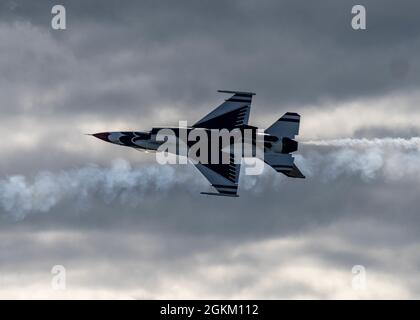 Die Solopiloten der United States Air Force Air Demonstration Squadron „Thunderbirds“ führen einen gegnerischen Solopass während einer Demonstrationspraxis auf der Pease Air National Guard Base am 10. September in Portsmouth, New Hampshire, durch. Dies war die erste Vorstellung des Teams in Pease seit 2012. (USA Air Force Foto von Tech. Sgt. Nicolas Myers) Stockfoto