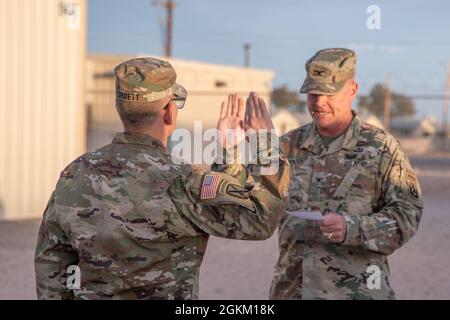 Chief Warrant Officer der US-Armee 2 Christopher Corbett, Hauptquartier, Hauptquartier, 86. Infanterie-Brigade-Kampfteam (Berg), Nationalgarde der Vermont-Armee, links, nach Beförderung im Camp McGregor Operational Readiness Training Complex, New Mexico, 21. Mai 2021. Der Oberst der US-Armee, Joseph Hopkins, steht der Zeremonie vor. Warrant-Offiziere sind hochspezialisierte Experten in ihren Berufsfeldern und dienen oft viele Jahre im Militär. Stockfoto