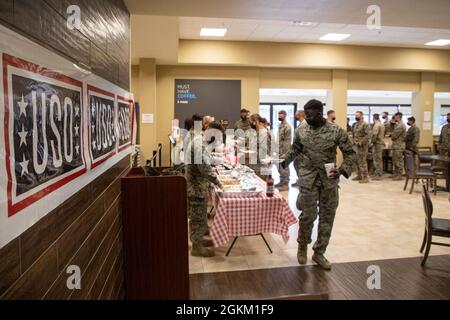 US-Marineinfanteristen werden am 21. Mai 2021 in Fort Bliss, Texas, Speisen serviert. Marines mit 2. Transportbataillon, Combat Logistics Regiment 2, 2. Marine Logistics Group führte einen Konvoi durch die Vereinigten Staaten, beginnend in Camp Lejeune, North Carolina, in einem der längsten Konvois in der jüngsten Geschichte des Marine Corps. Marines auf dem Konvoi experimentierten mit Fernkommunikation, so weit entfernt wie Marine Corps Air Ground Combat Center Twentynine Palms, Kalifornien, der halbe Weg auf der Route. Stockfoto