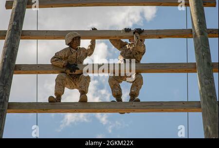 Rekruten von Alpha Company, 1. Rekrutenschulungsbataillon, haben während des Crucible Aboard Marine Corps Recruit Depot Parris Island S.C., 21. Mai 2021, verschiedene Veranstaltungen abgeschlossen. Der Crucible ist das letzte Ereignis für die Rekruten, bevor sie United States Marines werden. Stockfoto