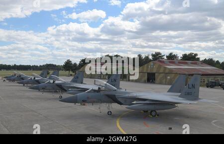 Die dem 493. Jagdgeschwader zugeordneten Adler der US Air Force F-15C werden während der Übung Astral Knight 21 auf dem Luftwaffenstützpunkt Larissa, Griechenland, am 21. Mai 2021 auf der Fluglinie geparkt. Der 48. Kampfflügel setzte 12 F-15C/D Adler und mehr als 250 Flieger der 493rd FS, des 748. Flugzeugwartungsgeschwaders und anderer unterstützender Einheiten ein, um an der Übung teilzunehmen. Stockfoto