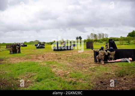 Flieger des 423. Sicherheitskräfte-Squadrons bereiten sich darauf vor, ihre Position während einer Force-on-Force-Übung bei RAF Molesworth, England, 21. Mai 2021, zu verbessern. Verteidiger des 422d und des 423. SFS kamen zusammen, um ihre Schieß-, Bewegen- und Kommunikationstaktiken zu schärfen, während sie auf mehrere Szenarien reagierten, die darauf ausgerichtet waren, ihre Fähigkeiten in tödlichen Gewaltsituationen zu schärfen. Stockfoto