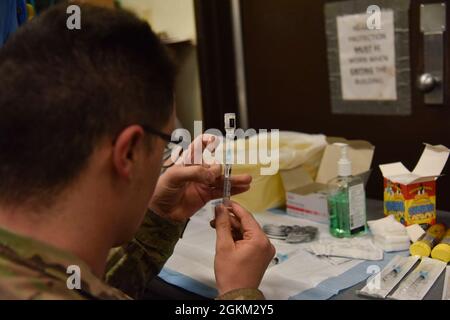 Senior Airman Albert Pendleton, unabhängiger, diensthabender Medizintechniker der 8. Medical Group, füllt eine Spritze mit dem Johnson & Johnson COVID-19-Impfstoff auf der Kunstan Air Base, Republik Korea, 21. Mai 2021. Die 8. MDG besuchte das 2. Bataillon der US-Armee, 1. Luftverteidigungsartillerie-Brigade in Kunsan, um den Impfstoff an Soldaten zu verabreichen, die dort als Teil der mobilen Impfstelle eingesetzt wurden. Stockfoto