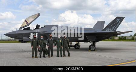 „Decker“, Kommandant der 13. Staffel der italienischen Luftwaffe, zweiter von rechts, und ITAF LT. Col. Riccardo Isoli, Comando Aeroporto Aviano, zweiter von links, und US-Piloten der Luftwaffe posieren für ein Foto vor einem ITAF F-35A Lightning II auf der Aviano Air Base, Italien, 21. Mai 2021. ‘ Zwei F-35, die dem 32. Flügel, dem Luftwaffenstützpunkt Amendola, Italien, zugewiesen wurden, nahmen an Astral Knight 2021 Teil, einer integrierten Luft- und Raketenabwehrübung. Stockfoto