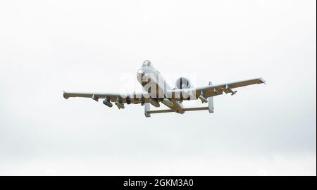 Ein Flugzeug der US Air Force A-10 Thunderbolt II aus dem 354th Fighter Squadron nähert sich tief über dem Young Air Assault Strip in Fort McCoy, Wis., 21. Mai 2021. Piloten in der Staffel qualifizierten sich für ihre unvorbereitete Surface Landing-Zertifizierung. Stockfoto