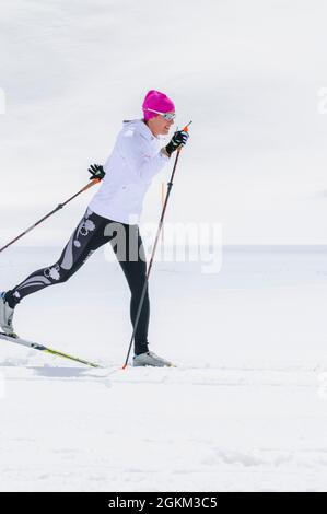 Junge weibliche Skifahrer während Training auf Langlaufskiern, klassischen Stil im hochalpinen Region Stockfoto