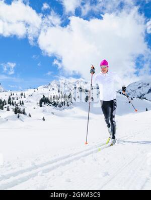 Junge weibliche Skifahrer während Training auf Langlaufskiern, klassischen Stil im hochalpinen Region Stockfoto