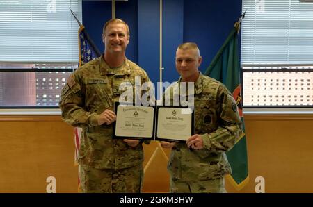 US Army Sgt. First Class Erek D. Pittman, ein Kursleiter für die Wartung der Serie 15 an der United States Army Aviation Center of Excellence NonCommissioned Officer Academy – Rucker, nimmt am 21. Mai 2021 eine unbestimmte Dienstzeit in Fort Rucker, Alabama, auf. Pittman ist eine AH-64 Apache-Werkstatt für Hubschrauber mit 12 Jahren Militärdienst. Stockfoto