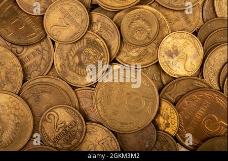 Alte Münzen in großer Menge aus dem Umlauf, Hintergrundbild, Nahaufnahme, selektiver Fokus Stockfoto