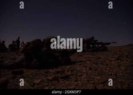 YUMA PROVING GROUND, Arizona (21. Mai 2021) U.S. Marines mit Bravo Company, Battalion Landing Team 1/1, 11th Marine Expeditionary Unit (MEU), sorgen für Sicherheit während eines simulierten Langstreckenrazzien, 21. Mai. Das Unternehmen wechselte vom amphibischen Angriffsschiff USS Essex (LHD 2) über MV-22B-Ospreys, die für die Mission dem Marine Medium Tiltrotor Squadron (VMM) 165 (verstärkt), 11. MEU, zugewiesen wurden, zum Schlachtfeld. Marineinfanteristen und Segler der 11. MEU und der Essex Amphibious Ready Group (ARG) führen an und vor der Küste Südkaliforniens ein integriertes Training durch. Stockfoto