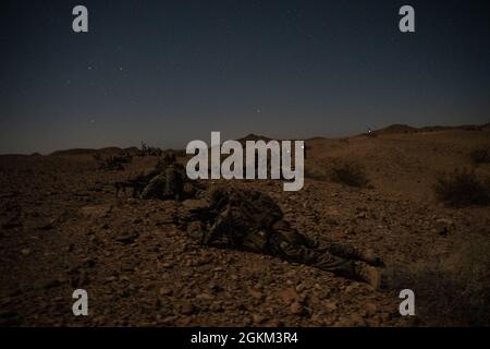 YUMA PROVING GROUND, Arizona (21. Mai 2021) U.S. Marines mit Bravo Company, Battalion Landing Team 1/1, 11th Marine Expeditionary Unit (MEU), sorgen für Sicherheit während eines simulierten Langstreckenrazzien, 21. Mai. Das Unternehmen wechselte vom amphibischen Angriffsschiff USS Essex (LHD 2) über MV-22B-Ospreys, die für die Mission dem Marine Medium Tiltrotor Squadron (VMM) 165 (verstärkt), 11. MEU, zugewiesen wurden, zum Schlachtfeld. Marineinfanteristen und Segler der 11. MEU und der Essex Amphibious Ready Group (ARG) führen an und vor der Küste Südkaliforniens ein integriertes Training durch. Stockfoto