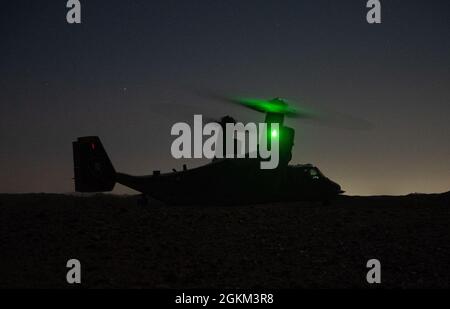 YUMA PROVING GROUND, Arizona (21. Mai 2021) Ein US Marine Corps MV-22B Osprey, der Marine Medium Tiltrotor Squadron (VMM) 165 (verstärkt), 11. Marine Expeditionary Unit (MEU), zugewiesen wurde, inszeniert während eines simulierten Langstreckenrazzers, 21. Mai, Kräfte zu extrahieren. Die Razzia bestand aus Truppen der Bravo Company, Bataillon Landing Team 1/1, 11. MEU, die sich für die Mission vom Schiff zum Ufer bewegt hatten. Marineinfanteristen und Segler der 11. MEU und der Essex Amphibious Ready Group (ARG) führen an und vor der Küste Südkaliforniens ein integriertes Training durch. Stockfoto