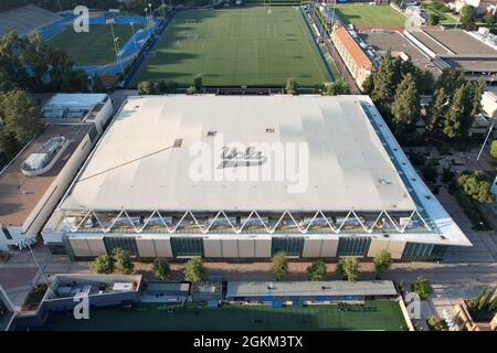 Eine Luftaufnahme des Pauley Pavilion auf dem Campus der UCLA, Donnerstag, 9. September 2021, in Los Angeles. Die Arena ist die Heimat der UCLA Bruins Männer und w Stockfoto