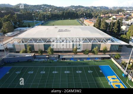 Eine Luftaufnahme des Pauley Pavilion auf dem Campus der UCLA, Donnerstag, 9. September 2021, in Los Angeles. Die Arena ist die Heimat der UCLA Bruins Männer und w Stockfoto