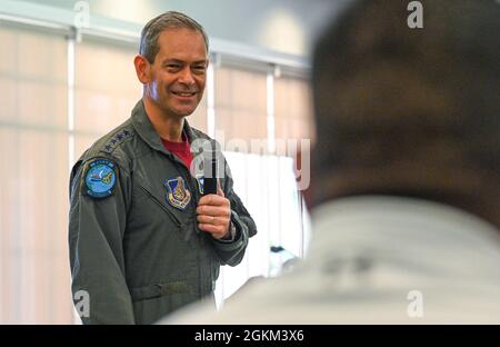 Der US-Luftwaffengeneral Kenneth Wilsbach, Kommandant der Pacific Air Forces, unterstellte Staffelkommandanten und ihre Ehegatten während eines PACAF-Squadron-Commander-Kurses auf der Joint Base Pearl Harbor-Hickam, Hawaii, 21. Mai 2021. An dem Kurs nahmen Squadron-Kommandeure Teil, jene, die sich bereit gemacht hatten, innerhalb der PACAF das Kommando zu übernehmen, und ihre Ehepartner, um einige Mentorinnen und Mentoren um ihre Position zu erhalten. Stockfoto