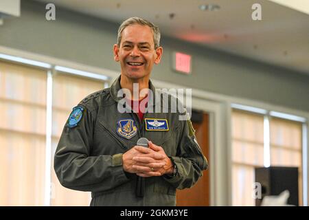 US-Luftwaffengeneral Kenneth Wilsbach, Kommandant der Pacific Air Forces, unterstellte Kommandeure und ihre Ehegatten während eines PACAF Squadron Commander’s Course auf der Joint Base Pearl Harbor-Hickam, Hawaii, 21. Mai 2021. An dem Kurs nahmen Squadron-Kommandeure Teil, jene, die sich bereit gemacht hatten, innerhalb der PACAF das Kommando zu übernehmen, und ihre Ehepartner, um einige Mentorinnen und Mentoren um ihre Position zu erhalten. Stockfoto