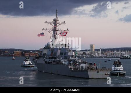 USS the Sullivans segelte von Portsmouth aus, um sich der Carrier Strike Group bei der Operation Fortis am 22. Mai 2021 anzuschließen. Carrier Strike Group 2021 (CSG21) wird das Schiff zusammen mit der Strike Group mit über 40 Ländern aus der ganzen Welt zusammenarbeiten. Der Einsatz von CSG-21 ist ein historischer Erfolg und der Höhepunkt einer jahrzehntelangen bilateralen Zusammenarbeit zwischen Fluggesellschaften, um die Interoperabilität zwischen den USA und dem Vereinigten Königreich auf eine beispiellose Weise zu vertiefen. (Foto der Royal Navy von Unaisi Luke) Stockfoto