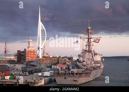 USS the Sullivans segelte von Portsmouth aus, um sich der Carrier Strike Group bei der Operation Fortis am 22. Mai 2021 anzuschließen. Carrier Strike Group 2021 (CSG21) wird das Schiff zusammen mit der Strike Group mit über 40 Ländern aus der ganzen Welt zusammenarbeiten. Der Einsatz von CSG-21 ist ein historischer Erfolg und der Höhepunkt einer jahrzehntelangen bilateralen Zusammenarbeit zwischen Fluggesellschaften, um die Interoperabilität zwischen den USA und dem Vereinigten Königreich auf eine beispiellose Weise zu vertiefen. (Foto der Royal Navy von Unaisi Luke) Stockfoto