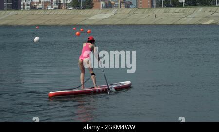 Irkutsk, Russland - 3 2019. August: Baikal Jet Fest, BJF. Athlet auf Stand Up Paddleboard und hält Paddle Board Up Paddleboarding Rennen. SUP-Surfbrett. Stockfoto