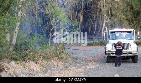 Feuerwehren aus mehreren Gemeinden bekämpfen einen Brand in Cayey, Puerto Rico, 22. Mai 2021. Der Gouverneur von Puerto Rico, Pedro Pierluisi, aktivierte die Nationalgarde zur Unterstützung der Feuerwehr von Puerto Rico, um Brände in den Gemeinden Gurabo und Cayey zu bekämpfen, um die Gesundheit, das Wohlbefinden und das Eigentum der Bewohner zu schützen. Stockfoto