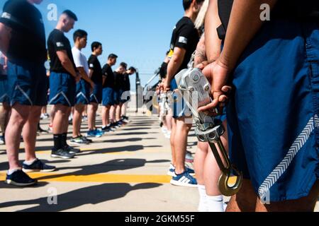 Die Flieger des 728. Air Mobility Squadron beobachten einen Moment der Stille vor dem Start des jährlichen Port Dawg Memorial Run auf dem Incirlik Air Base, Türkei, 22. Mai 2021. Der Lauf wird durchgeführt, um sich an die Luftbildträger zu erinnern und sie zu ehren, die im vergangenen Jahr ihr Leben verloren haben. Stockfoto