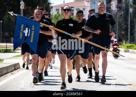 Die Flieger des 728. Air Mobility Squadron laufen während des jährlichen Port Dawg Memorial Run auf dem Luftwaffenstützpunkt Incirlik, Türkei, 22. Mai 2021 in Formation. Der Lauf wird durchgeführt, um sich an die Luftbildträger zu erinnern und sie zu ehren, die im vergangenen Jahr ihr Leben verloren haben. Stockfoto