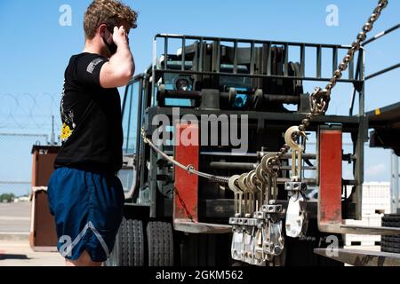 Der Fluggast Leland Neilson, 728. Air Mobility Squadron, begrüßt ein MB-1-Gerät während der jährlichen Zeremonie des Port Dawg Memorial Run auf dem Luftwaffenstützpunkt Incirlik, Türkei, am 22. Mai 2021. Zwölf MB-1 wurden gehängt, um Airmen im Berufsfeld zu repräsentieren und zu ehren, die im vergangenen Jahr ihr Leben verloren haben. Stockfoto