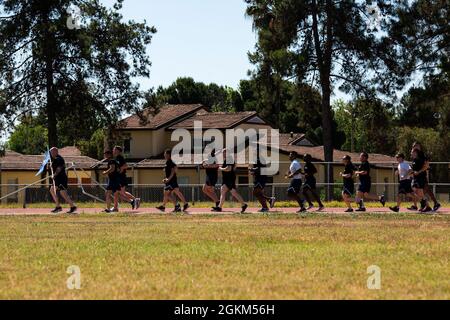 Die Flieger des 728. Air Mobility Squadron laufen während des jährlichen Port Dawg Memorial Run auf dem Luftwaffenstützpunkt Incirlik, Türkei, 22. Mai 2021 in Formation. Der Zweck des Laufs ist es, den gefallenen Port Dawgs zu ehren und sich daran zu erinnern, die im vergangenen Jahr im Bereich des Luftverkehrs ihr Leben verloren haben. Stockfoto