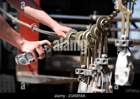 Fluggast Leland Neilson, 728. Air Mobility Squadron, hängt während der jährlichen Zeremonie des Port Dawg Memorial Run auf dem Incirlik Air Base, Türkei, am 22. Mai 2021 ein MB-1-Gerät an einer Kette. Zwölf MB-1 wurden gehängt, um Airmen im Berufsfeld zu repräsentieren und zu ehren, die im vergangenen Jahr ihr Leben verloren haben. Stockfoto