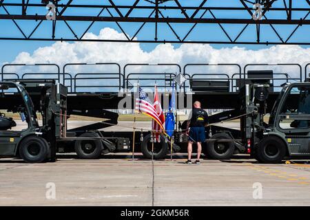 Chief Master Sgt. Shaun Kegin, Leiter des Flugmobilitätsgeschwaders 728, reflektiert über die Ausstellung des Port Dawg Memorial auf dem Luftwaffenstützpunkt Incirlik, Türkei, 22. Mai 2021. Das Display zeigte 12 MB-1-Geräte, die an einer Kette hängen, was zu Ehren von Airmen im Berufsfeld war, die im vergangenen Jahr ihr Leben verloren haben. Stockfoto