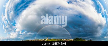 Imposante Regenbogenfarben über Augsburg nach einem Regenschauer an einem Sommerabend Stockfoto