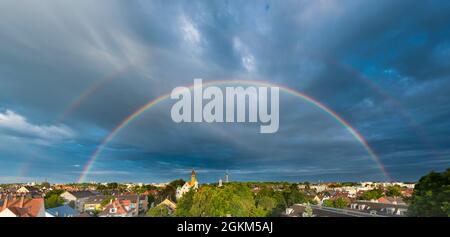 Imposante Regenbogenfarben über Augsburg nach einem Regenschauer an einem Sommerabend Stockfoto