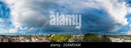 Imposante Regenbogenfarben über Augsburg nach einem Regenschauer an einem Sommerabend Stockfoto