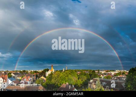 Imposante Regenbogenfarben über Augsburg nach einem Regenschauer an einem Sommerabend Stockfoto