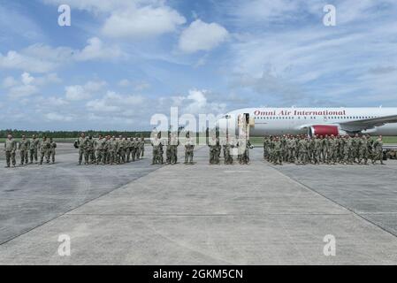 Mitglieder der Küstenwache der Hafensicherheitseinheit 308 stehen in Formation in Ofenanlage, Missouri, nach einem neunmonatigen Einsatz in Guantanamo Bay, Kuba, zur Unterstützung der Operation Enduring Freedom am 22. Mai 2021. Die Hafensicherheitseinheiten werden mit den Kampfkommandos der Marine als Teil der maritimen Expeditionary Security Force eingesetzt, um ein geografisches Kampfkommando, einen Kommandanten der gemeinsamen Task Force oder einen Einsatzkommandanten der Küstenwache oder einen Einsatzkommandanten zu unterstützen. Stockfoto