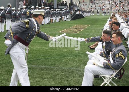 Die US-Militärakademie in West Point hielt am Samstag im Michie Stadium ihre Abschlussfeier und die Inbetriebnahmezeremonie für die Klasse der 2021 ab. In diesem Jahr absolvierten 996 Kadetten ihren Abschluss. Unter ihnen waren 13 internationale Kadetten. Die Klasse umfasst 240 Frauen, 148 Afroamerikaner, 78 asiatisch-pazifische Inselbewohner, 88 Hispanics und 10 Native Americans. Es gibt 152 Mitglieder, die die Vorbereitungsschule der US-Militärakademie besucht haben (130 Männer und 22 Frauen). Es gibt 49 Klassenmitglieder, die im Voraus Dienst sind, vier davon sind Kampfveteranen. Stockfoto