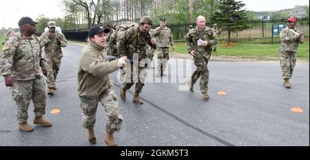 Capt. Austin Stubbs, ein Zahnarzt, der der US Army Dental Activity, Ft. Stewart, Georgia, schließt einen marsch ab, bei dem es nur wenige Sekunden zu sparen gibt, während einer Veranstaltung zum „Expert Field Medical Badge“ in Fort McCoy, Wisconsin, am 22. Mai 2021. Diese EFMB-Veranstaltung ist die erste Veranstaltung der Army Reserve und bot Soldaten im medizinischen Bereich die Möglichkeit, den Sonderpreis für besondere Fähigkeiten zu erhalten, indem sie außergewöhnliche Kompetenz und herausragende Leistungen bei Soldaten- und medizinischen Aufgaben unter Beweis stellen. Weniger als zwanzig Prozent der Kandidaten bestehen den anspruchsvollen Test. Stockfoto