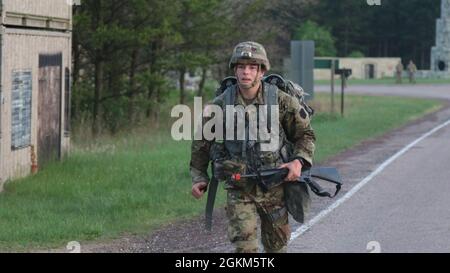 2. LT. Seth Skaggs, ein Aeromedizinischer Evakuierungsbeauftragter der Charlie Company, 2-104. General Support Aviation Bataillon, West Virginia National Guard, schließt am 22. Mai 2021 während einer Expert Field Medical Badge Testveranstaltung in Fort McCoy, Wisconsin, eine Straße ab. Diese EFMB-Veranstaltung ist die erste Veranstaltung der Army Reserve und bot Soldaten im medizinischen Bereich die Möglichkeit, den Sonderpreis für besondere Fähigkeiten zu erhalten, indem sie außergewöhnliche Kompetenz und herausragende Leistungen bei Soldaten- und medizinischen Aufgaben unter Beweis stellen. Weniger als zwanzig Prozent der Kandidaten bestehen den anspruchsvollen Test. Stockfoto