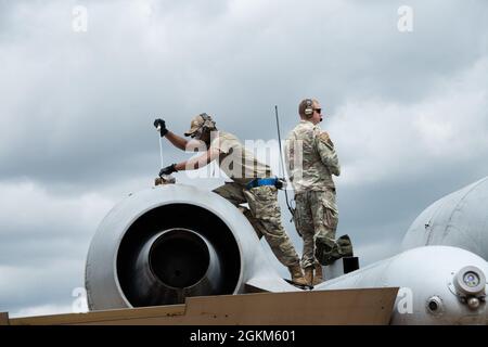 Mitglieder des 354. Jagdgeschwaders der Air Force und 355 OSS-Controller des Luftwaffenstützpunktes Davis-Monthan, AZ, trainieren am 22. Mai in Fort McCoy. Die Piloten der Einheiten A-10 Thunderbolt II erhielten die USL-Zertifizierung (Unprepared Surface Landing) und die Controller erhielten die Sicherheitsbeauftragter-Zertifizierung für die Landing Zone mithilfe des Young Air Assault Strip in Fort McCoy WI. Stockfoto